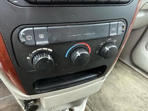 Used 2005 Chrysler Town & Country FWD image 12