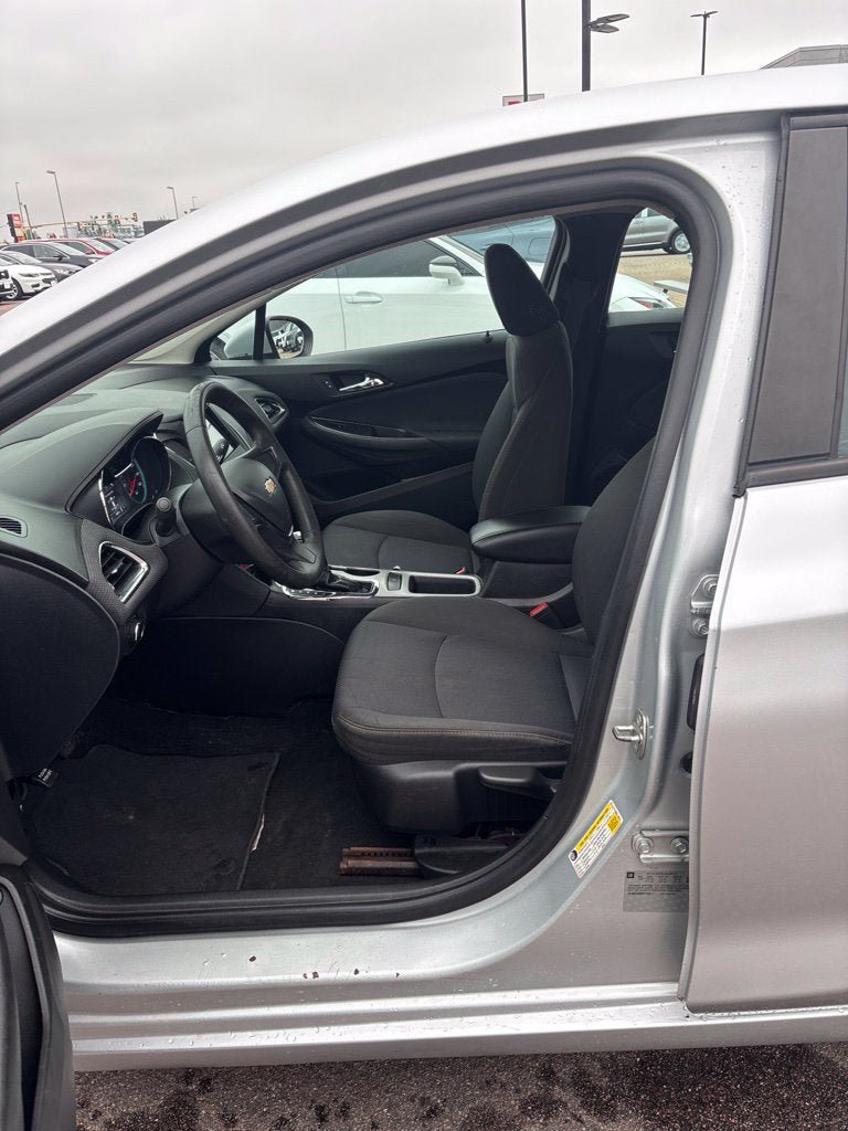 Used 2017 Chevrolet Cruze LS FWD image 14