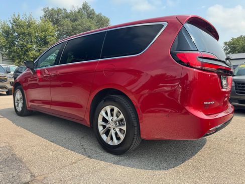 Used 2025 Chrysler Pacifica Select AWD/4WD image 7