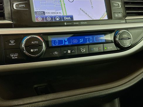 Used 2019 Toyota Highlander XLE image 24