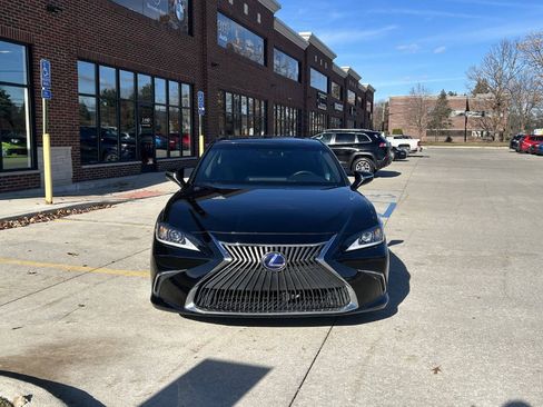 Used 2021 Lexus ES 300h w/ Accessory Package 2 image 3