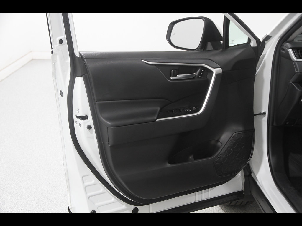 Used 2021 Toyota RAV4 XLE Premium AWD/4WD image 4