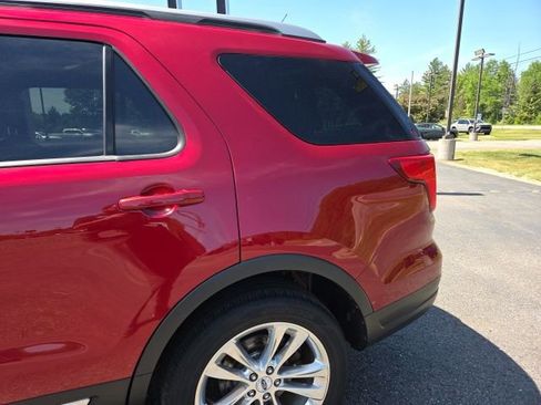 Used 2019 Ford Explorer XLT w/ Equipment Group 202A AWD/4WD image 18