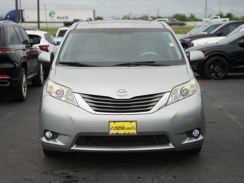 Used 2013 Toyota Sienna XLE w/ Entertainment Pkg FWD image 3