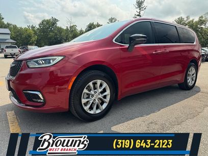 Used 2025 Chrysler Pacifica Select