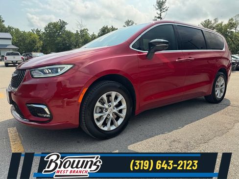 Used 2025 Chrysler Pacifica Select AWD/4WD image 1