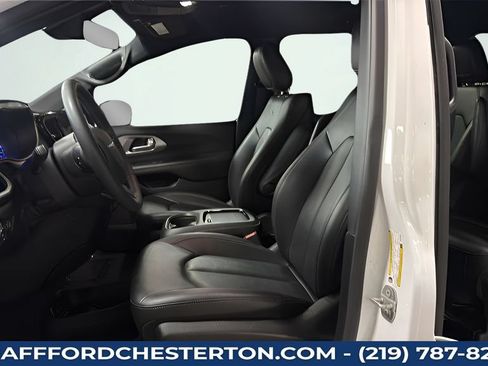 Used 2024 Chrysler Pacifica Limited FWD image 23
