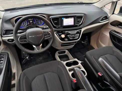 Used 2023 Chrysler Voyager LX FWD image 6