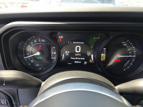 Used 2024 Jeep Wrangler Unlimited Sahara w/ Technology Group image 8