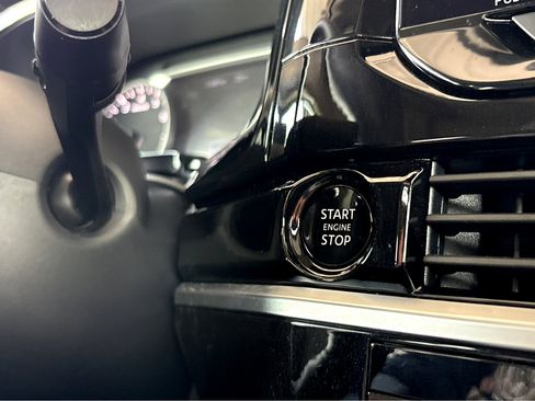 Used 2025 Nissan Pathfinder SV w/ SV Premium Package image 6