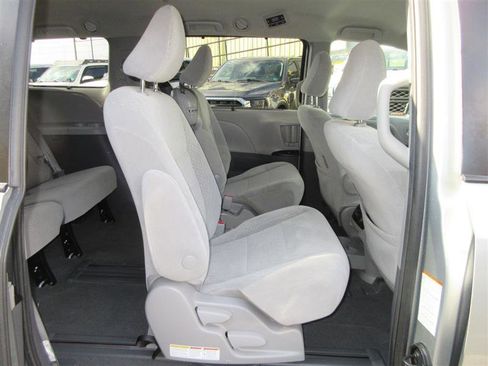 Used 2020 Toyota Sienna LE image 28