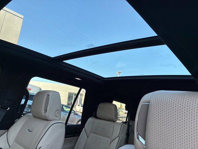 Used 2023 Cadillac Escalade Premium Luxury AWD/4WD image 17