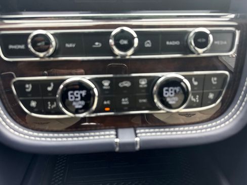 Used 2025 Bentley Bentayga AWD/4WD image 31