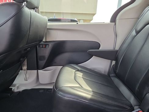 Used 2024 Chrysler Pacifica Touring-L FWD image 11