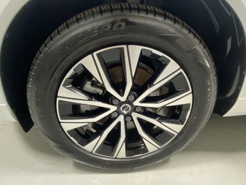 Certified 2025 Volvo XC60 B5 Plus image 5