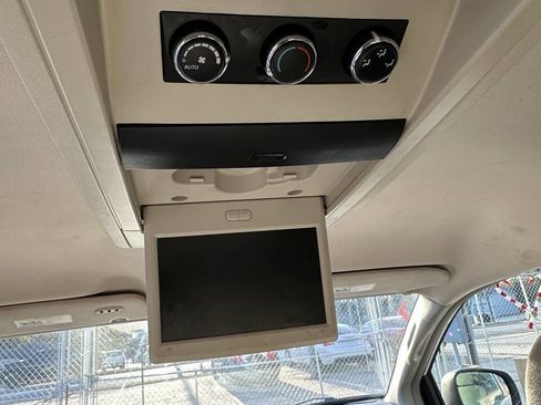 Used 2013 Chrysler Town & Country Touring image 15