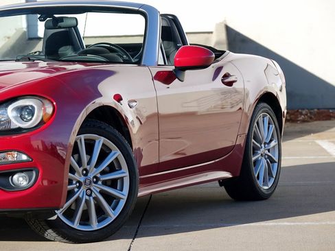 Used 2018 FIAT 124 Spider Lusso w/ Navigation & Sound Group image 19