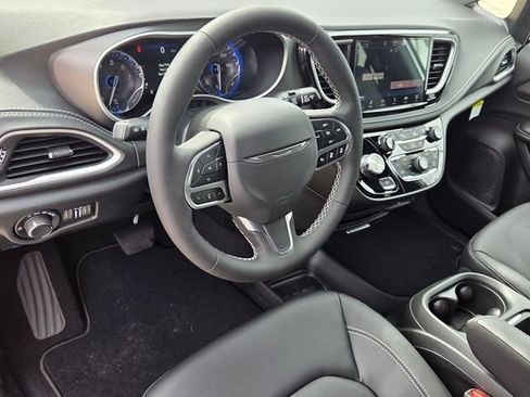 Certified 2027 Chrysler Pacifica Select FWD image 11