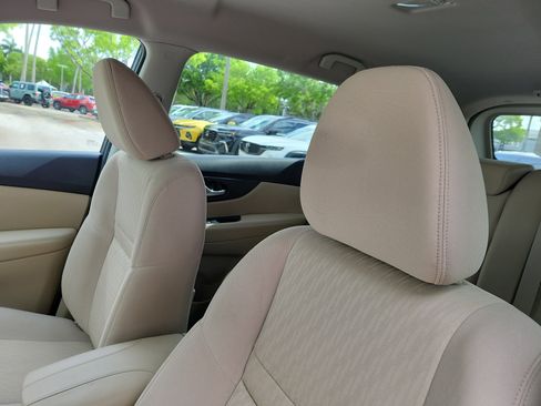 Used 2017 Nissan Rogue SV FWD image 17
