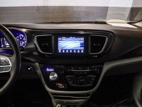 Used 2019 Chrysler Pacifica Touring image 13