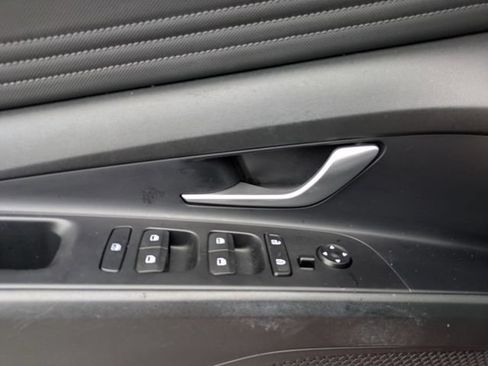 Used 2022 Hyundai Elantra Limited FWD image 12