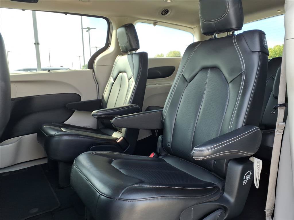 Used 2023 Chrysler Pacifica Touring-L FWD image 24