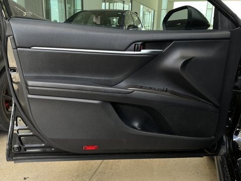 Used 2022 Toyota Camry SE FWD image 9