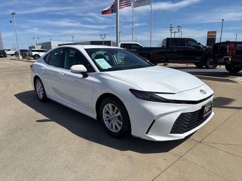 Used 2025 Toyota Camry LE FWD image 8