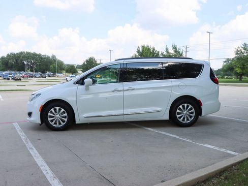 Used 2017 Chrysler Pacifica Touring-L FWD image 4