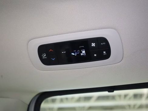 Used 2019 Chrysler Pacifica Touring-L Plus w/ Tire & Wheel Group FWD image 32