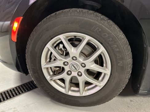 Used 2024 Chrysler Pacifica Touring-L image 9