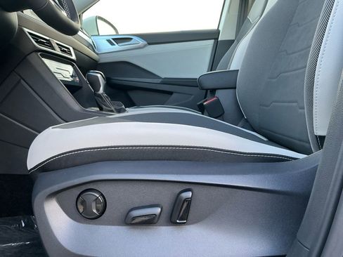 New 2025 Volkswagen Taos SE image 22