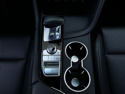 Used 2025 Genesis G70 2.5T image 15