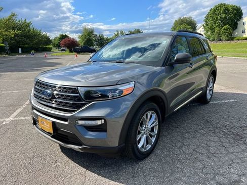 Certified 2023 Ford Explorer XLT w/ Equipment Group 202A AWD/4WD image 5