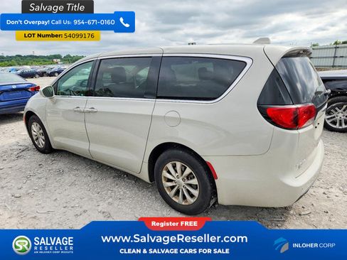 Used 2020 Chrysler Pacifica Touring FWD image 3