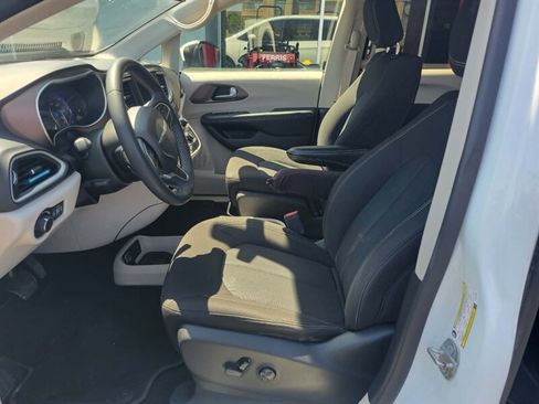Used 2022 Chrysler Voyager LX FWD image 11
