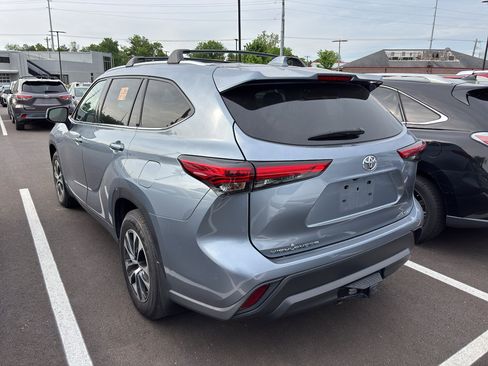 Used 2021 Toyota Highlander XLE AWD/4WD image 10