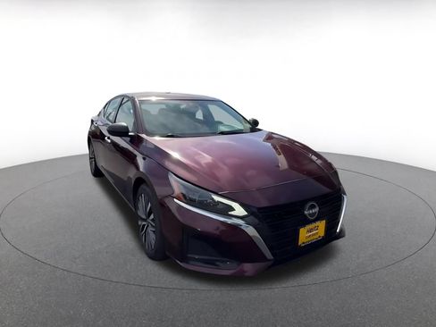 Used 2025 Nissan Altima 2.5 SV FWD image 3