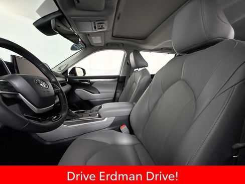 Certified 2023 Toyota Highlander Limited FWD image 6