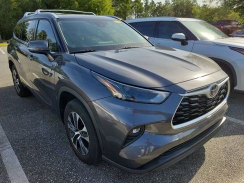 Used 2022 Toyota Highlander XLE image 2