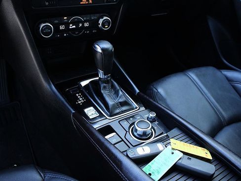 Used 2017 MAZDA MAZDA3 Touring image 10