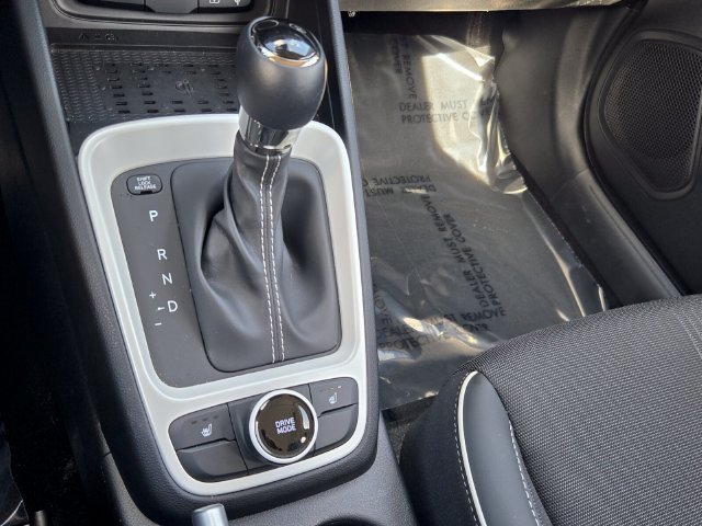 Used 2025 Hyundai Venue Limited FWD image 11