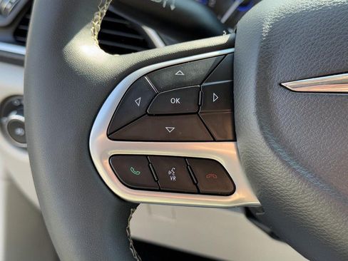 Used 2024 Chrysler Pacifica Touring-L FWD image 18