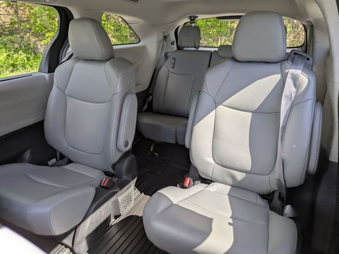 Used 2023 Toyota Sienna XLE AWD/4WD image 27
