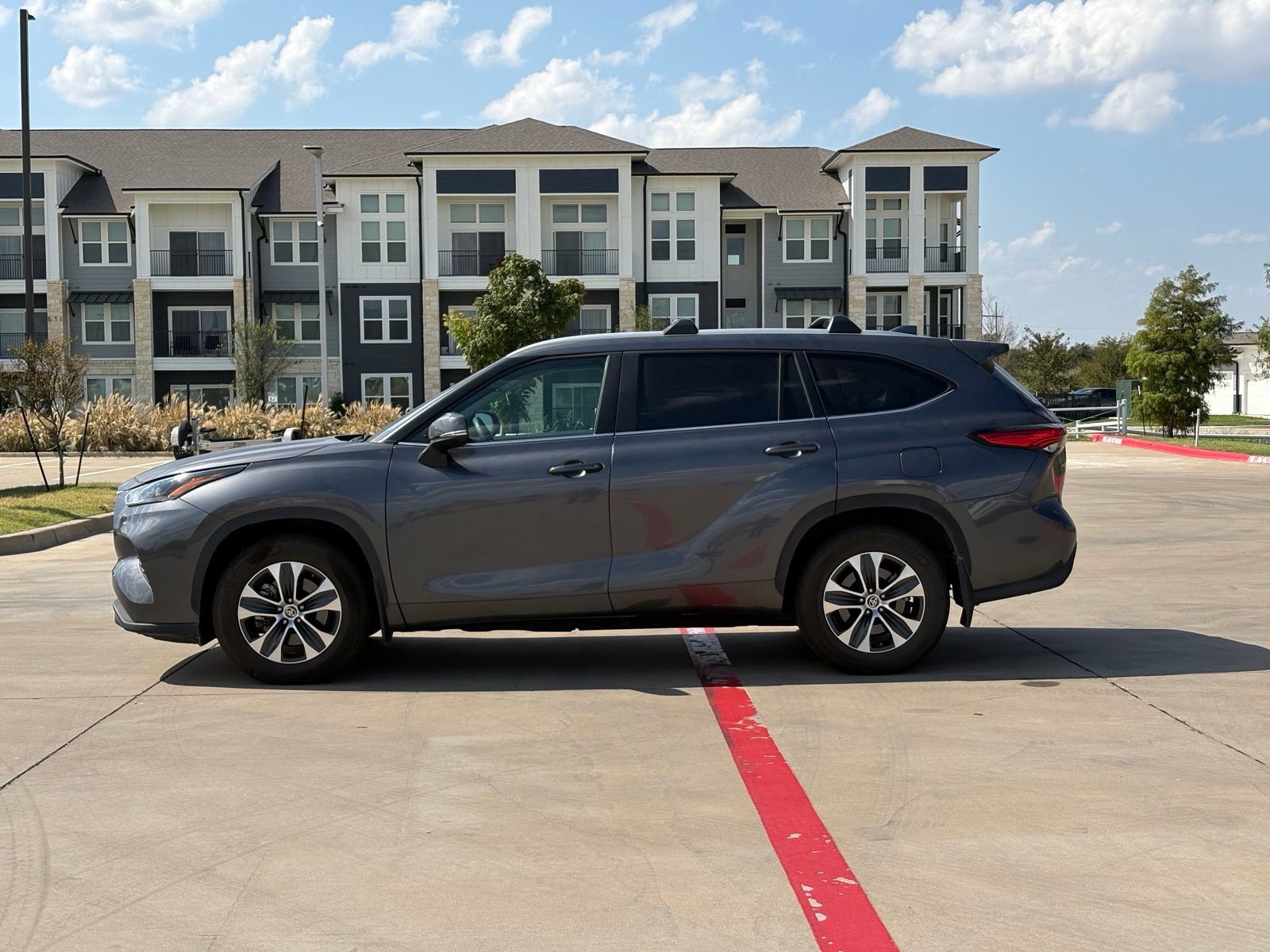 Used 2023 Toyota Highlander XLE AWD/4WD image 4