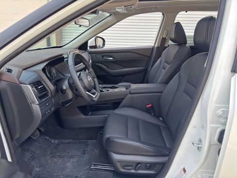 Used 2023 Nissan Rogue SV w/ SV Premium B Package FWD image 16