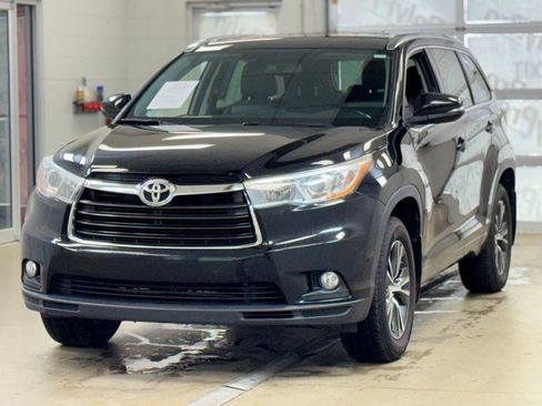 Used 2016 Toyota Highlander XLE AWD/4WD image 3