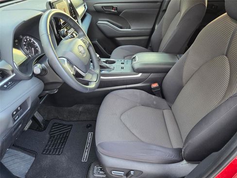 Used 2023 Toyota Highlander LE FWD image 10
