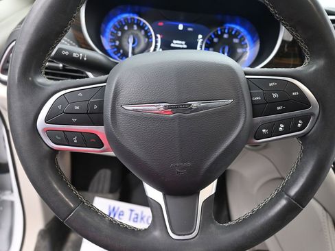 Used 2023 Chrysler Pacifica Limited image 14