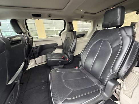 Used 2017 Chrysler Pacifica Limited w/ UConnect Theater Package image 17